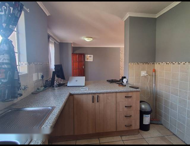 2 BEDROOM TOWNHOUSE FOR SALE IN CASTLEVIEW